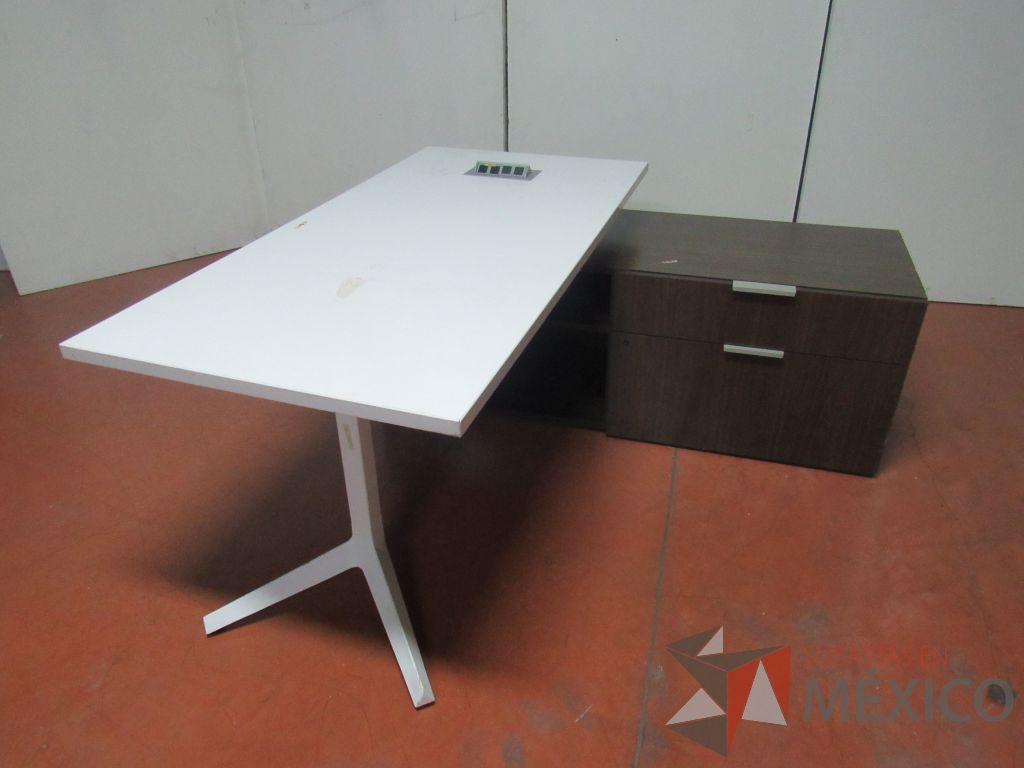 Lote 015 - Escritorio recargado sobre credenza color café y cubierta color blanco - Imagen 12