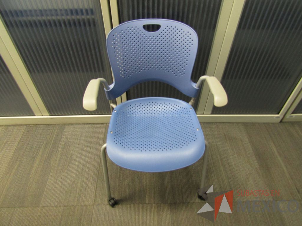 Lote 339 - Silla de visita con ruedas, asiento y repaldo en plástico color azul