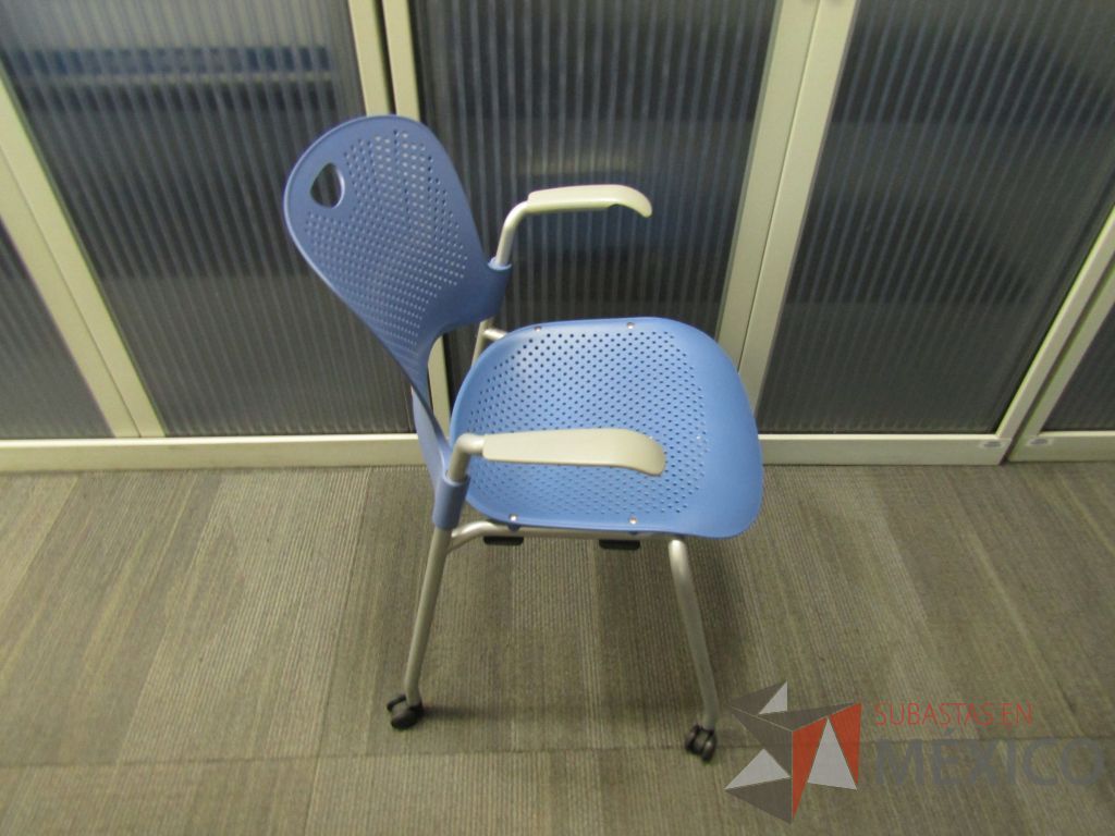 Lote 339 - Silla de visita con ruedas, asiento y repaldo en plástico color azul - Imagen 2