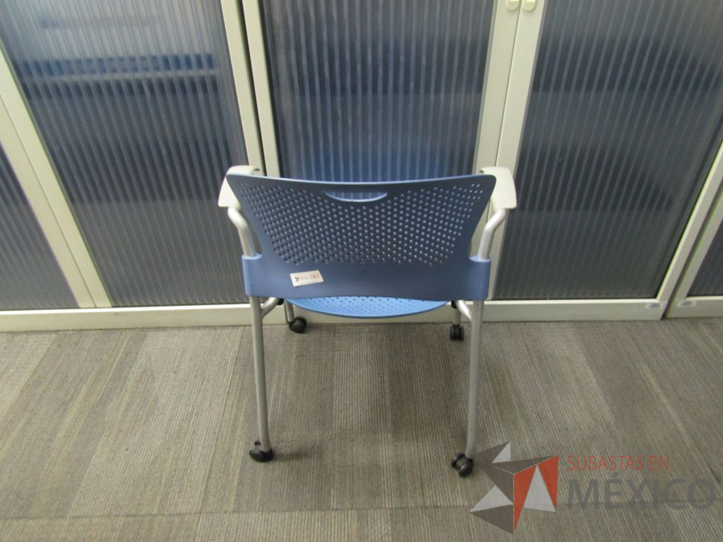 Lote 339 - Silla de visita con ruedas, asiento y repaldo en plástico color azul - Imagen 3