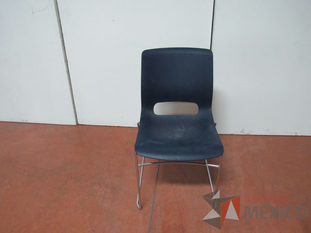 Lote 024 - 4 Sillas de visita con base metálica, asiento y respaldo liso color azul - Imagen 2
