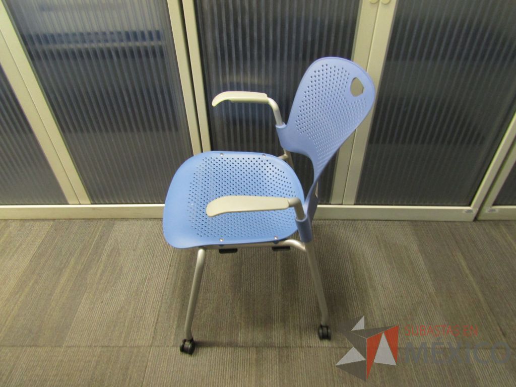 Lote 339 - Silla de visita con ruedas, asiento y repaldo en plástico color azul - Imagen 4