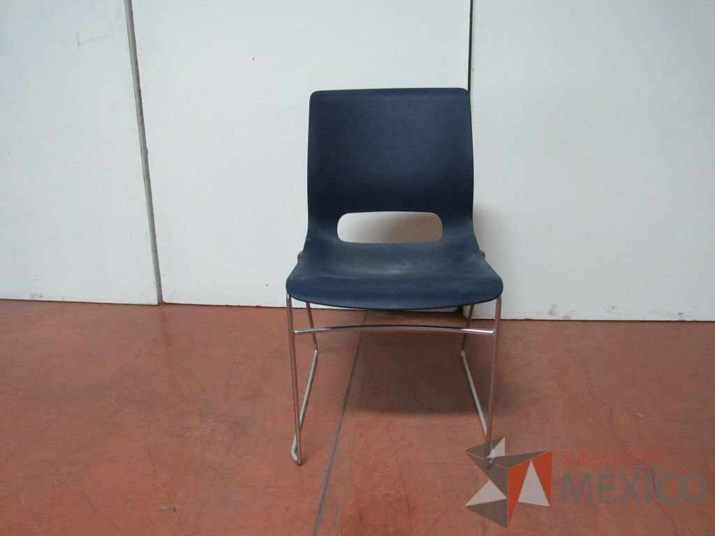 Lote 024 - 4 Sillas de visita con base metálica, asiento y respaldo liso color azul