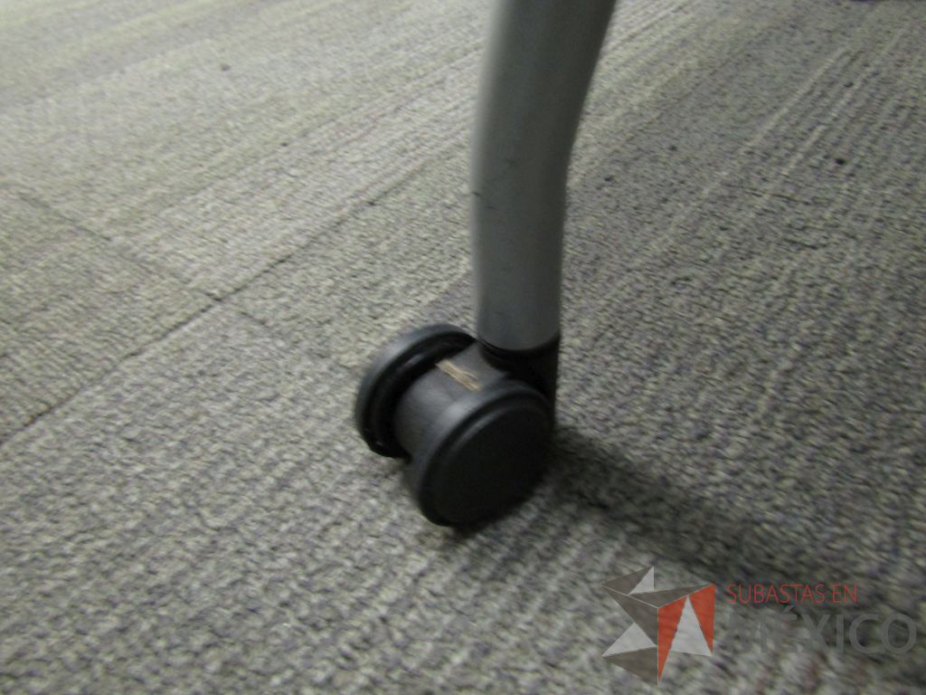 Lote 339 - Silla de visita con ruedas, asiento y repaldo en plástico color azul - Imagen 5