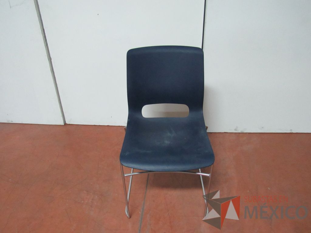 Lote 024 - 4 Sillas de visita con base metálica, asiento y respaldo liso color azul - Imagen 3