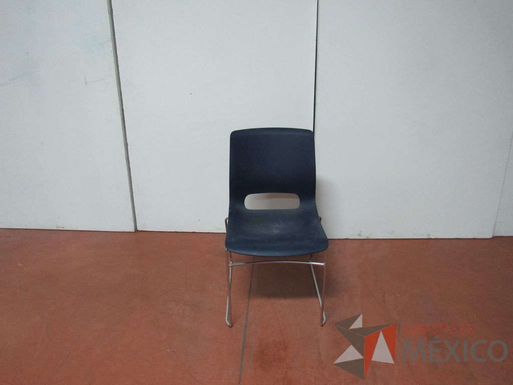 Lote 024 - 4 Sillas de visita con base metálica, asiento y respaldo liso color azul - Imagen 4