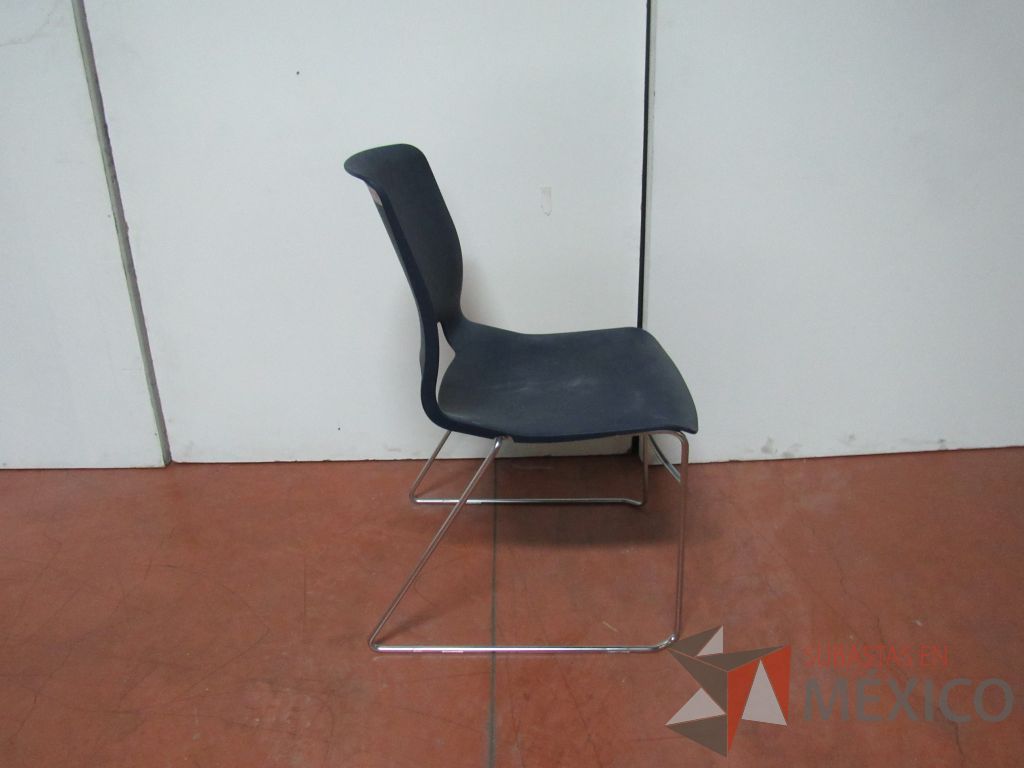 Lote 024 - 4 Sillas de visita con base metálica, asiento y respaldo liso color azul - Imagen 5