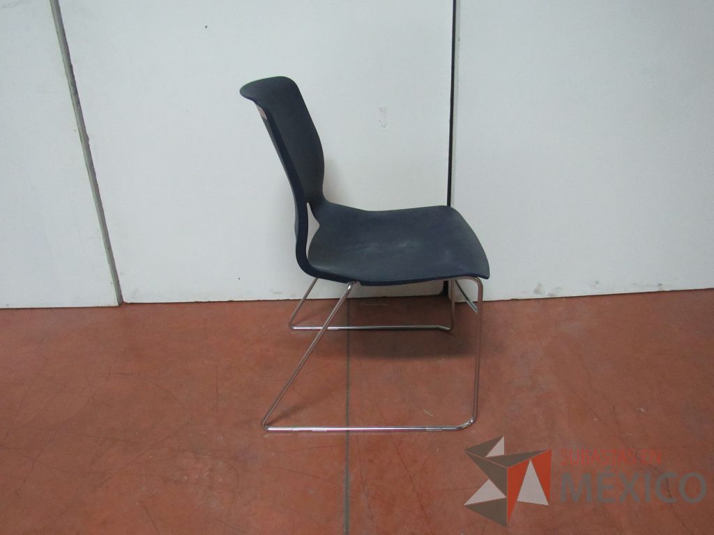 Lote 024 - 4 Sillas de visita con base metálica, asiento y respaldo liso color azul - Imagen 6