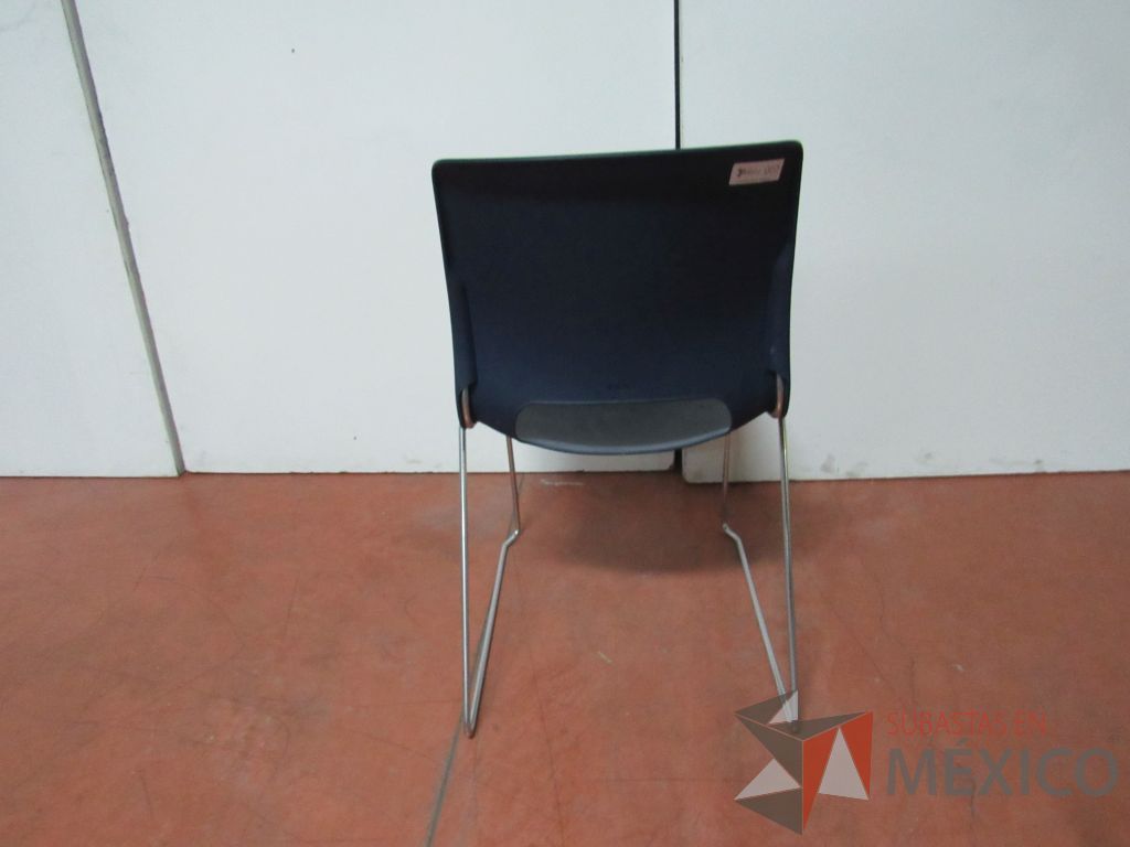 Lote 024 - 4 Sillas de visita con base metálica, asiento y respaldo liso color azul - Imagen 7