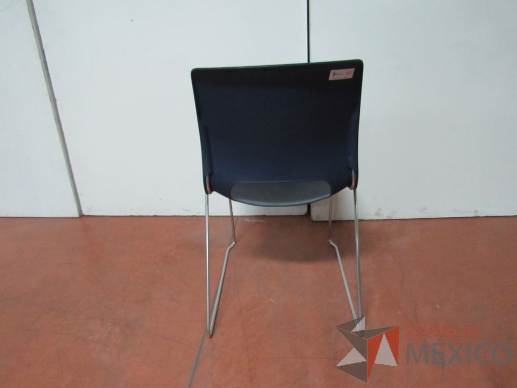 Lote 024 - 4 Sillas de visita con base metálica, asiento y respaldo liso color azul - Imagen 8