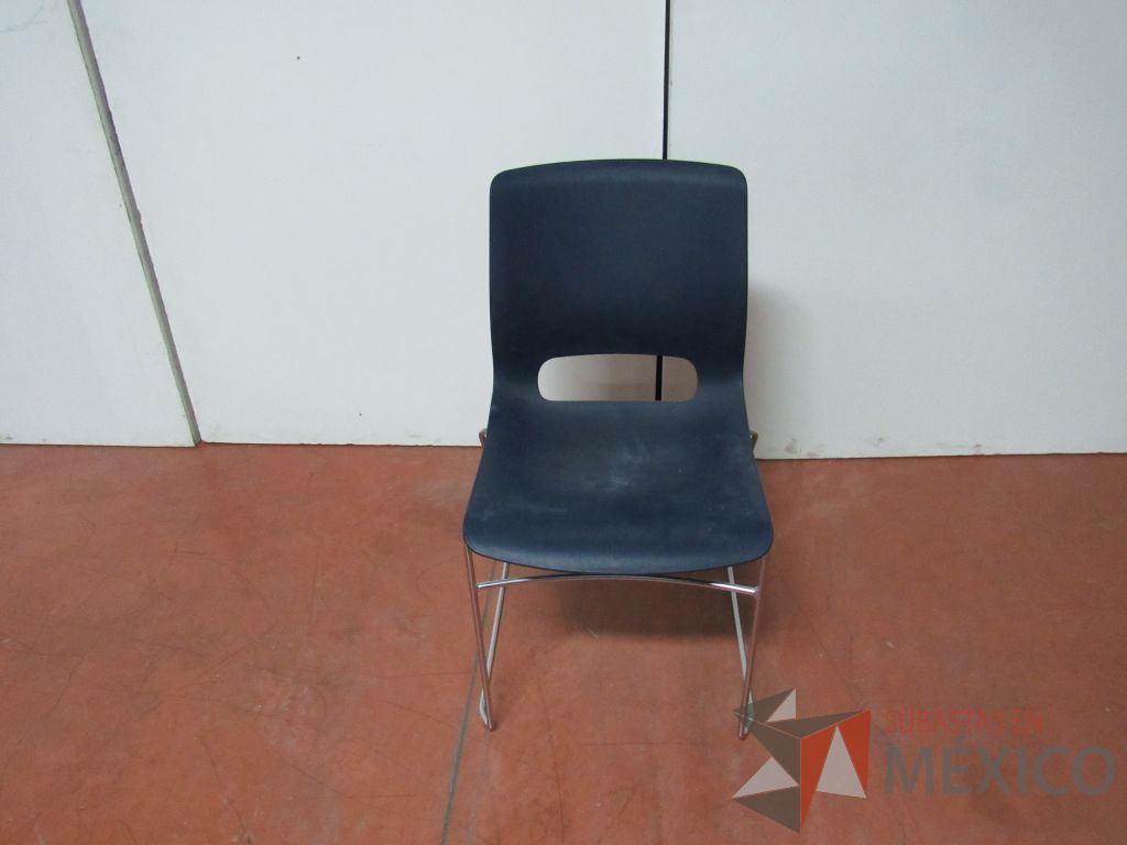 Lote 024 - 4 Sillas de visita con base metálica, asiento y respaldo liso color azul - Imagen 9