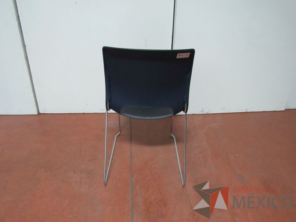 Lote 024 - 4 Sillas de visita con base metálica, asiento y respaldo liso color azul - Imagen 10