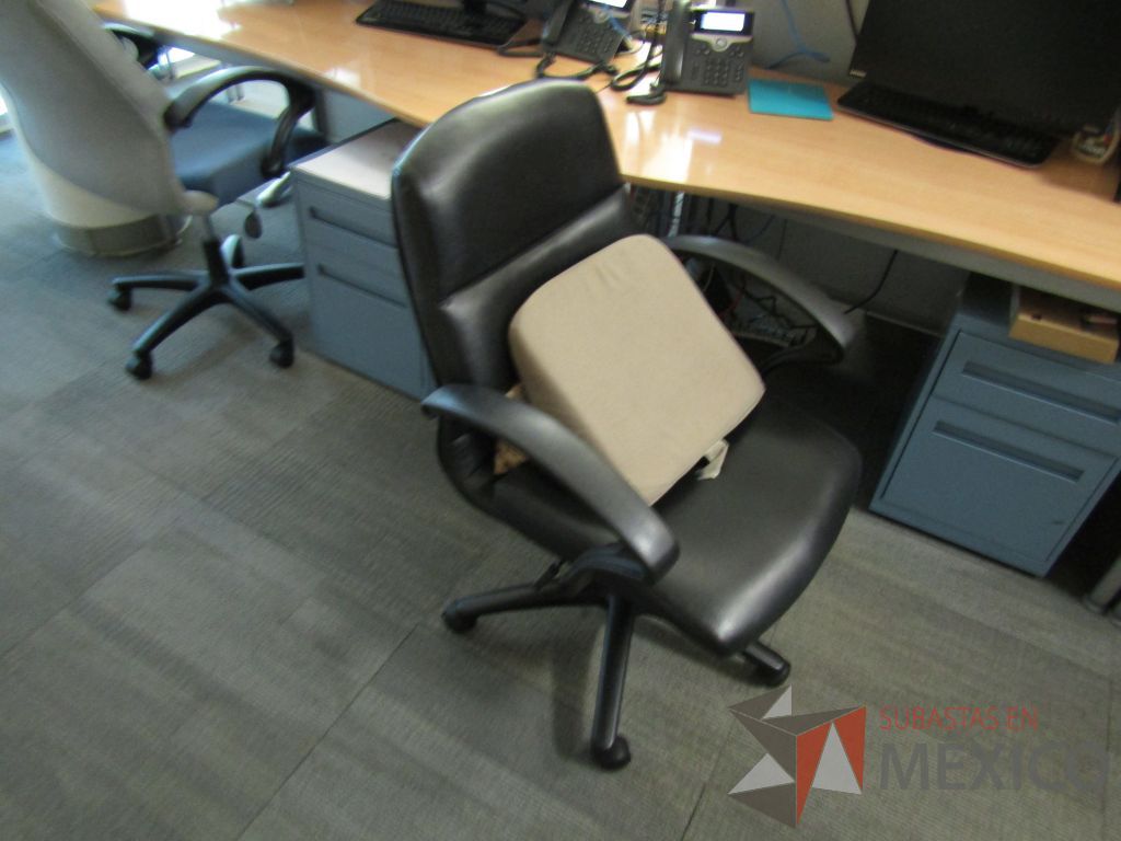 Lote 069 - Silla operativa con ruedas, descansabrazos fijo, asiento y respaldo tipo piel color negro - Imagen 5
