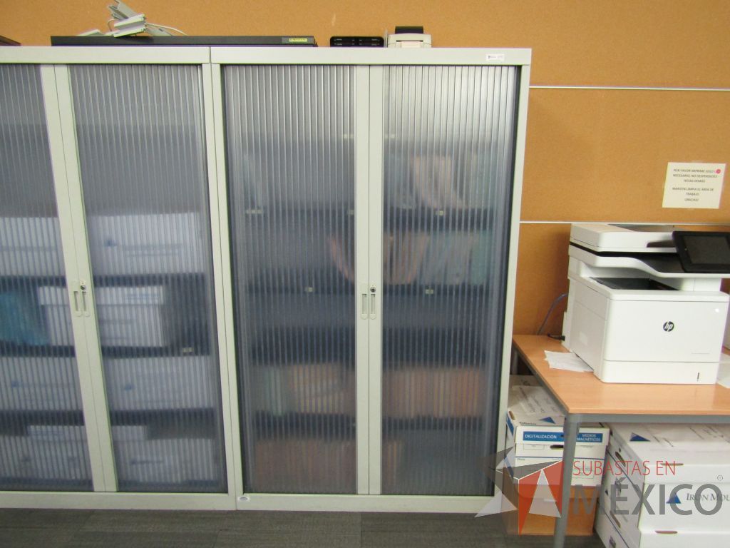 Lote 363 - Gabinete métalico color gris con 2 puertas corredizas color azul y 4 entrepaños