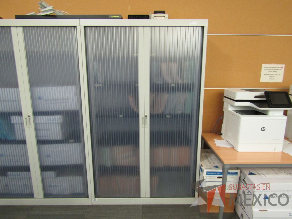 Lote 363 - Gabinete métalico color gris con 2 puertas corredizas color azul y 4 entrepaños - Imagen 2