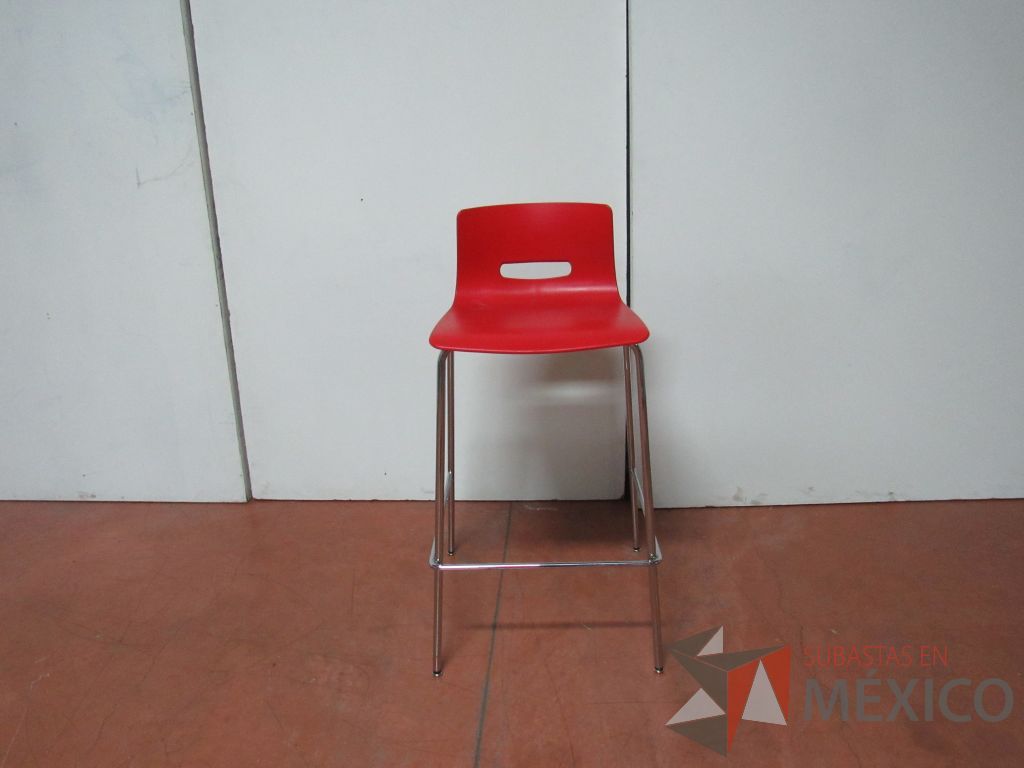 Lote 022 - 4 Sillas altas con base metálica asiento y respaldo liso color rojo