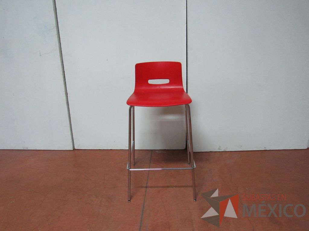 Lote 022 - 4 Sillas altas con base metálica asiento y respaldo liso color rojo - Imagen 3