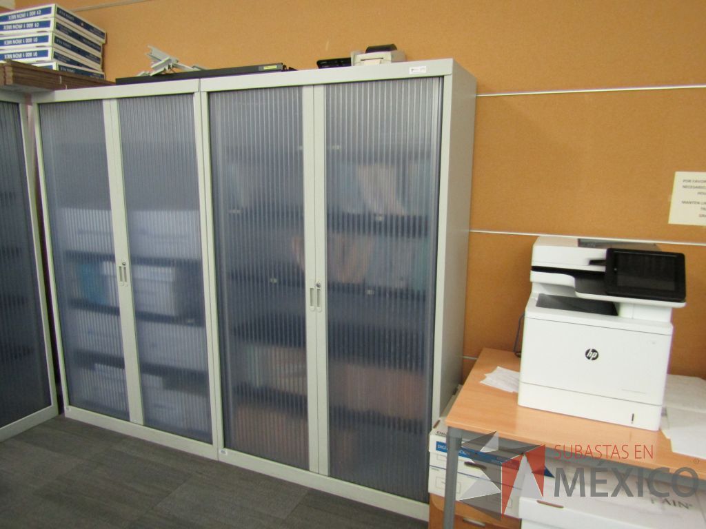 Lote 363 - Gabinete métalico color gris con 2 puertas corredizas color azul y 4 entrepaños - Imagen 4