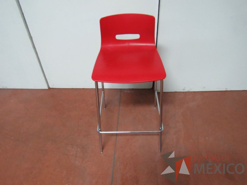 Lote 022 - 4 Sillas altas con base metálica asiento y respaldo liso color rojo - Imagen 4