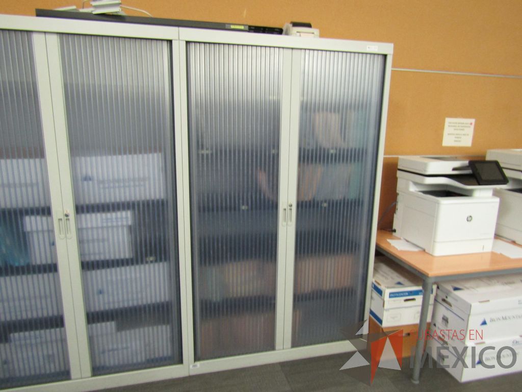 Lote 363 - Gabinete métalico color gris con 2 puertas corredizas color azul y 4 entrepaños - Imagen 5
