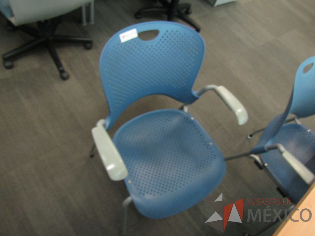 Lote 073 - Silla fija, asiento y respaldo en plastico color azul - Imagen 8