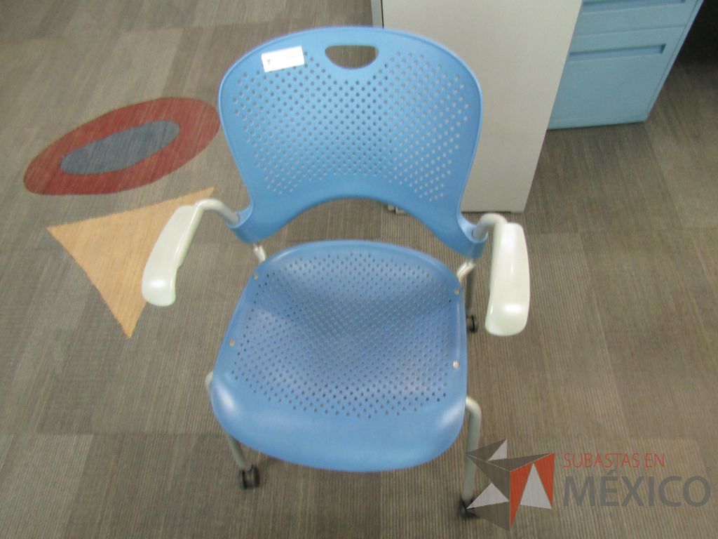 Lote 396 - Silla de visita con ruedas, asiento y repaldo en plástico color azul