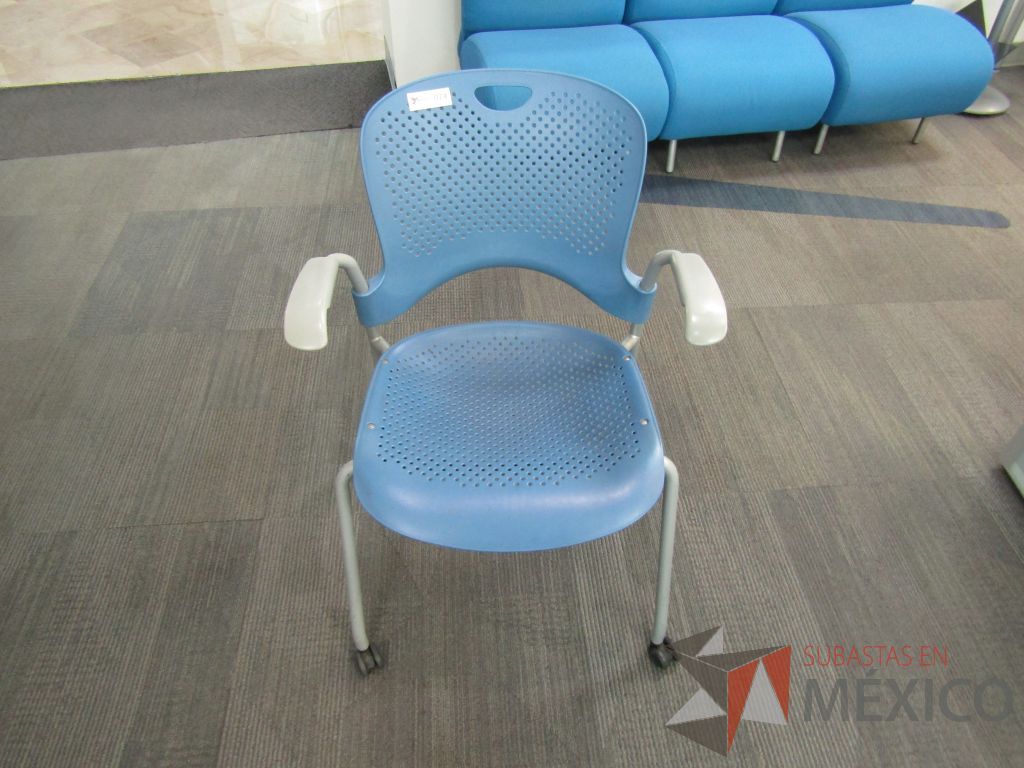 Lote 396 - Silla de visita con ruedas, asiento y repaldo en plástico color azul - Imagen 2