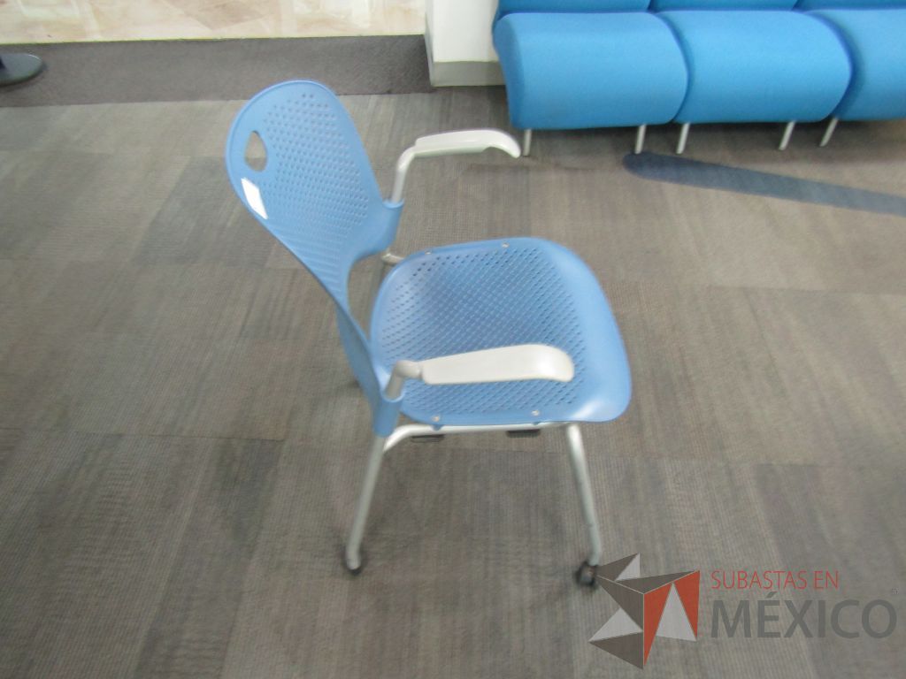 Lote 396 - Silla de visita con ruedas, asiento y repaldo en plástico color azul - Imagen 3