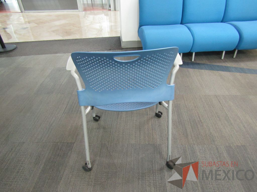 Lote 396 - Silla de visita con ruedas, asiento y repaldo en plástico color azul - Imagen 4