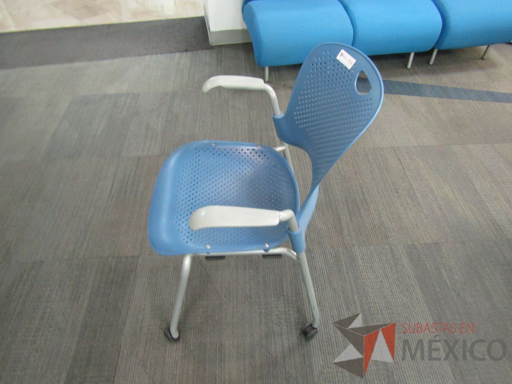 Lote 396 - Silla de visita con ruedas, asiento y repaldo en plástico color azul - Imagen 5