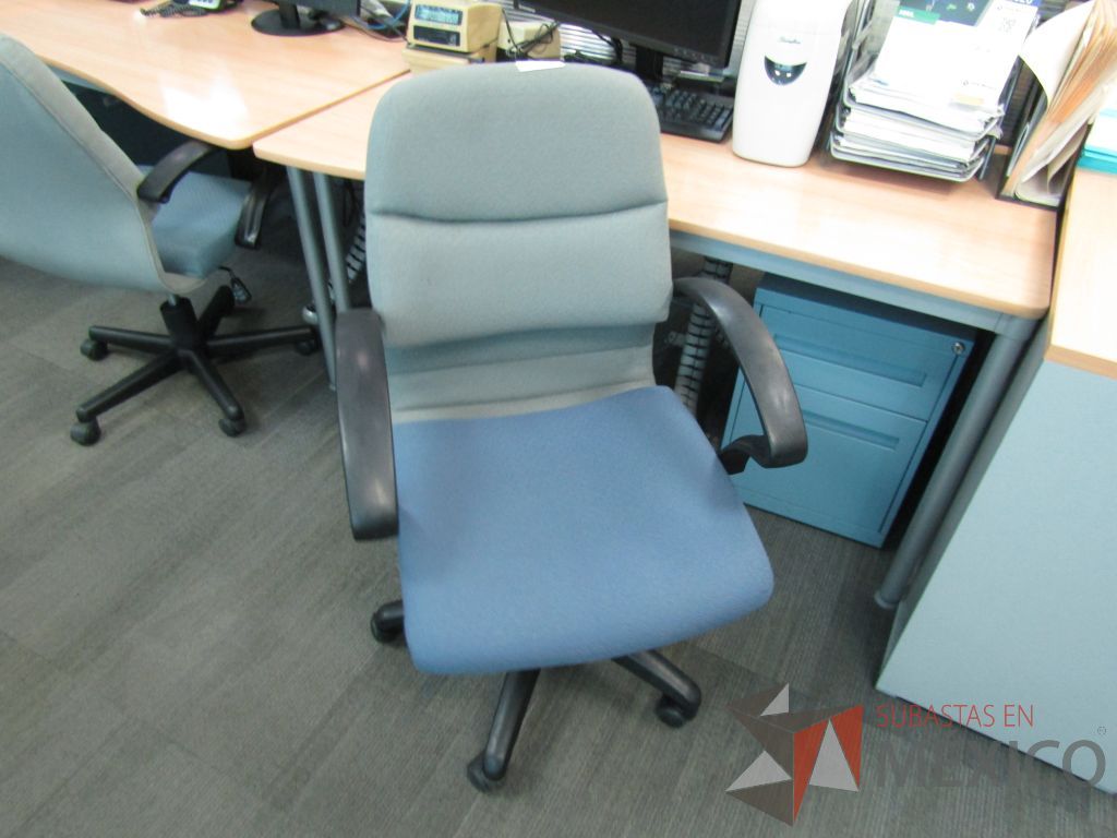 Lote 420 - Silla operativa con ruedas, descansabrazos fijo, asiento y respaldo en tela color azul con gris - Imagen 5