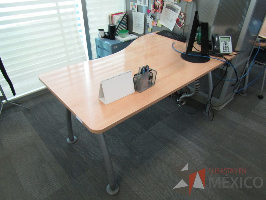 Lote 082 - Mesa de trabajo, base métalica y cubierta color café (copia)
