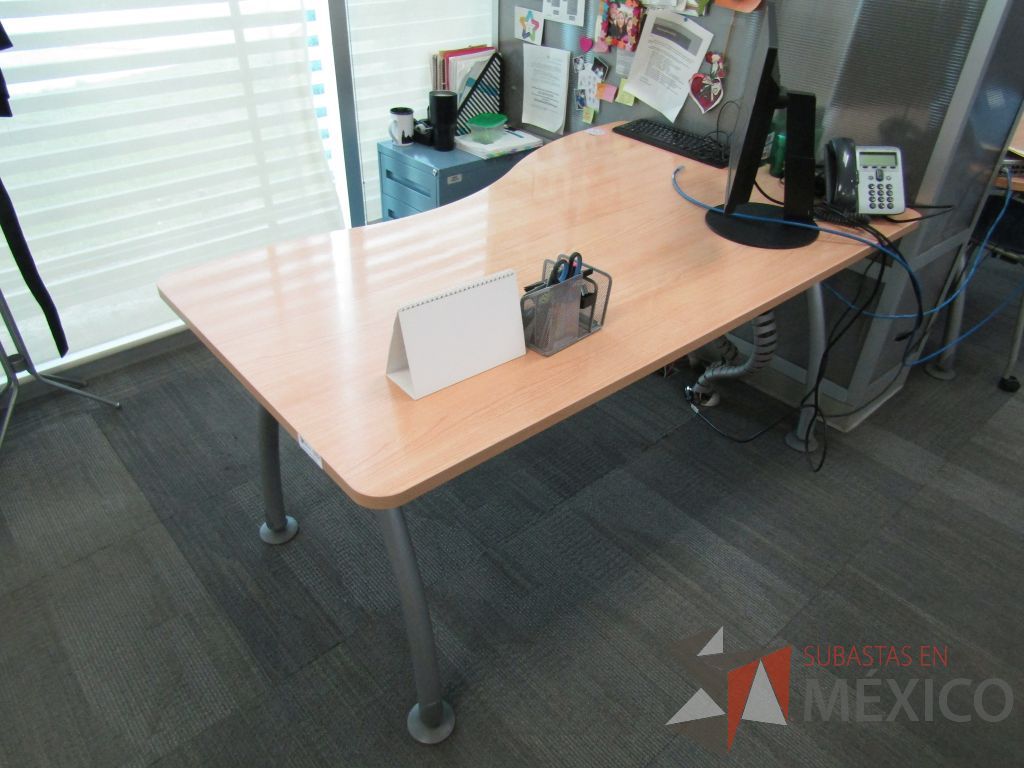 Lote 082 - Mesa de trabajo, base métalica y cubierta color café (copia) - Imagen 2