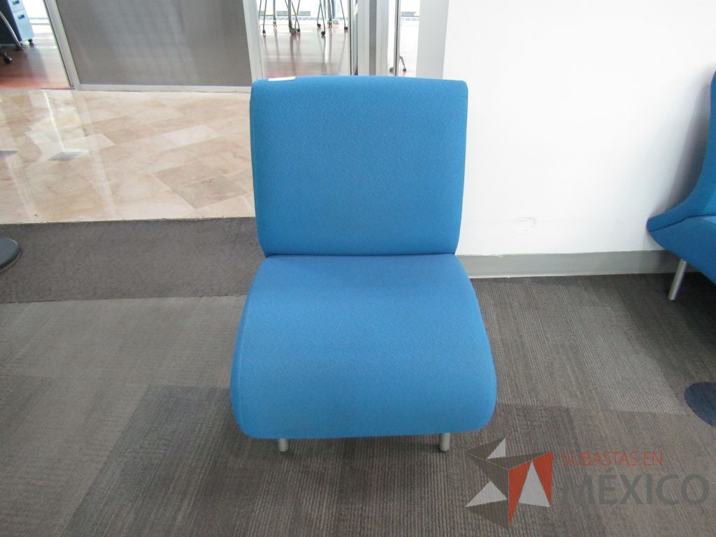 Lote 470 - Sillón de 1 plaza en tela color azul con 4 patas métalicas - Imagen 2