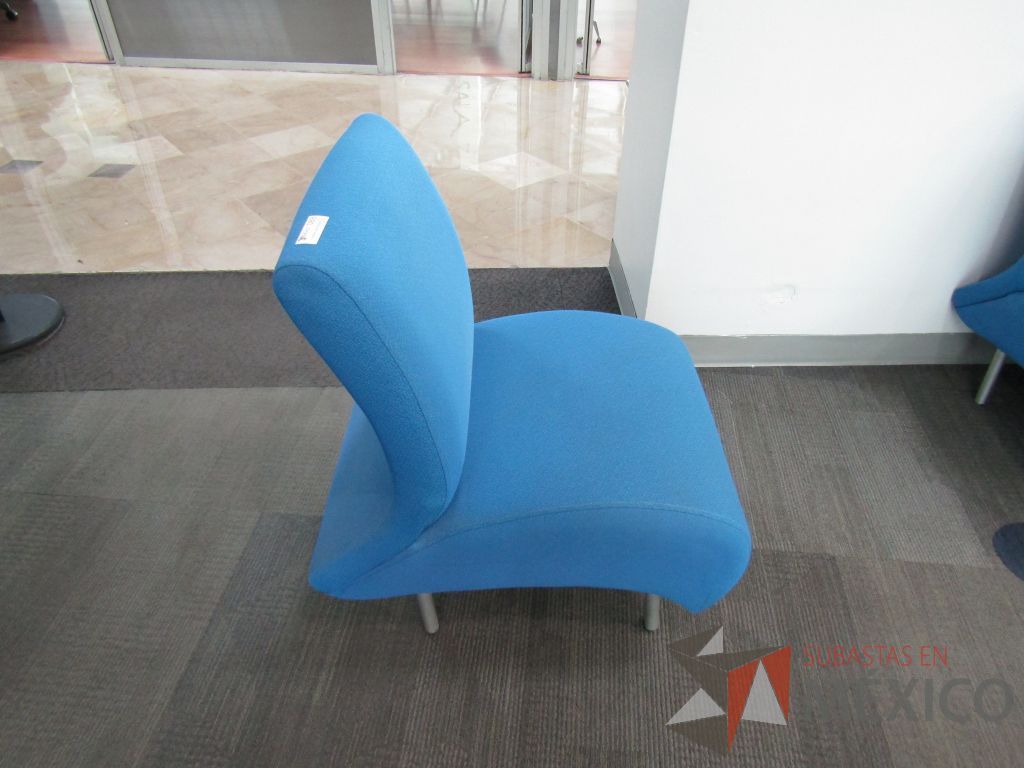 Lote 470 - Sillón de 1 plaza en tela color azul con 4 patas métalicas - Imagen 3