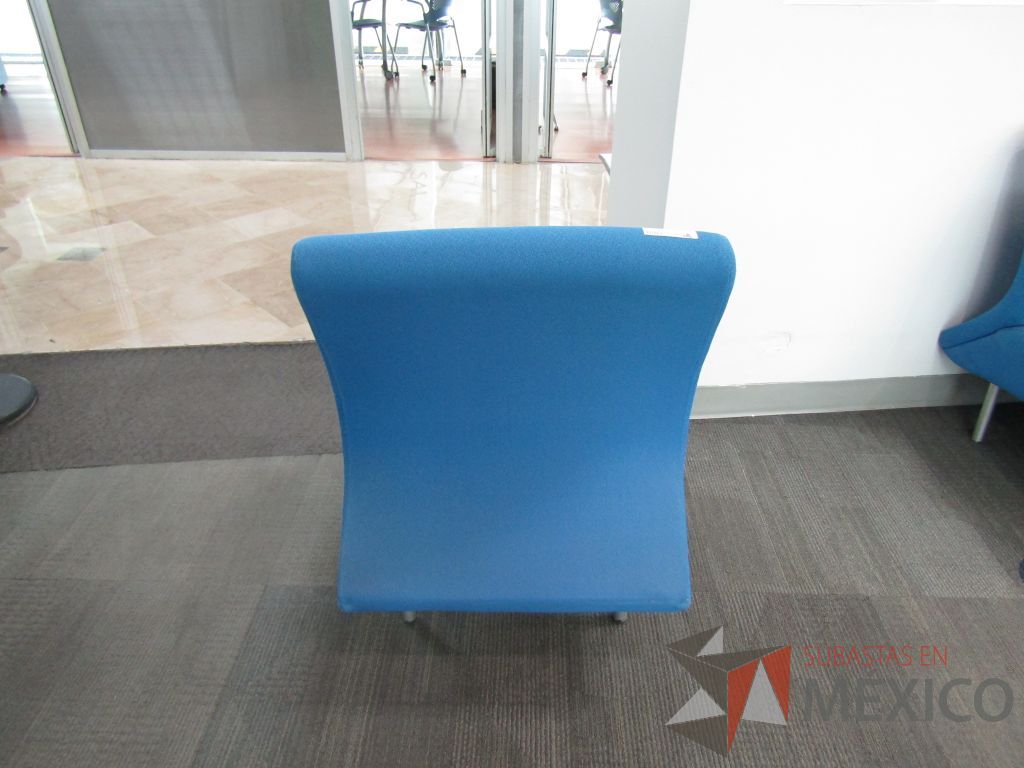 Lote 470 - Sillón de 1 plaza en tela color azul con 4 patas métalicas - Imagen 4