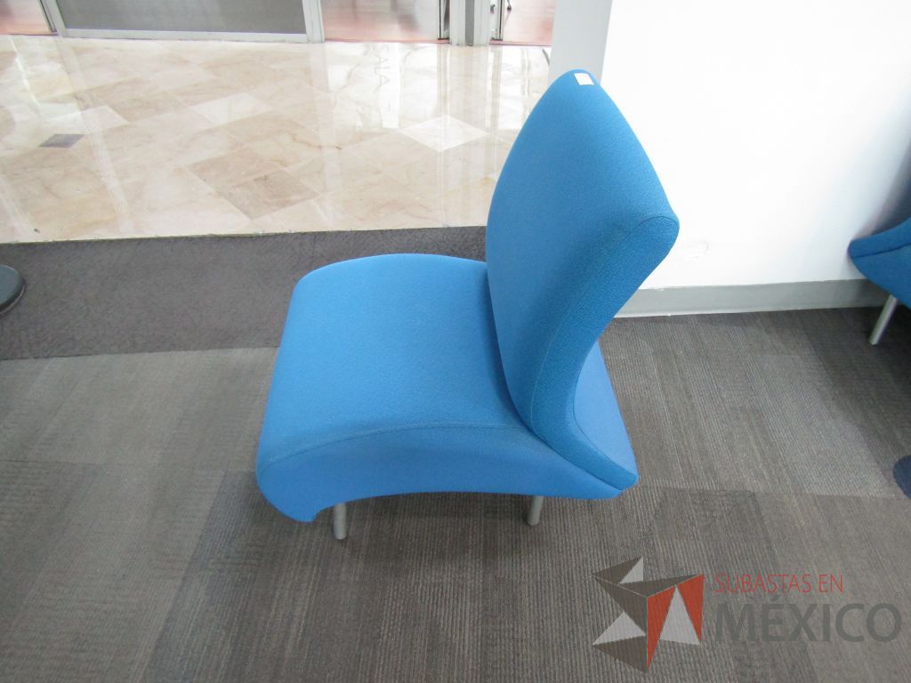 Lote 470 - Sillón de 1 plaza en tela color azul con 4 patas métalicas - Imagen 5