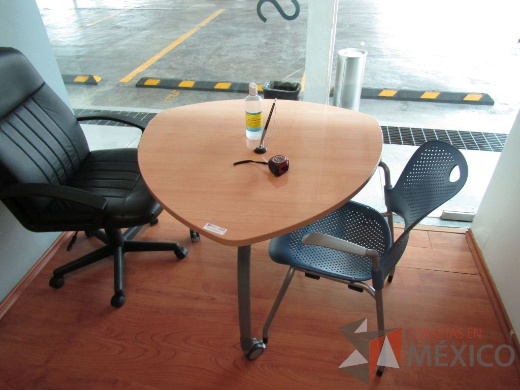 Lote 482 - Mesa en forma de triangulo, 3 patas métalicas con ruedas y cubierta color café - Imagen 7