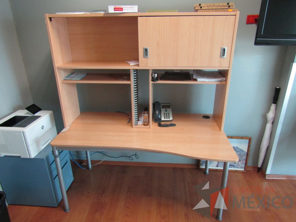 Lote 487 - Mesa de trabajo, base métalica, cubierta color café y con librero sobrepuesto de 1 puerta corrediza y 2 entrepaños - Imagen 2