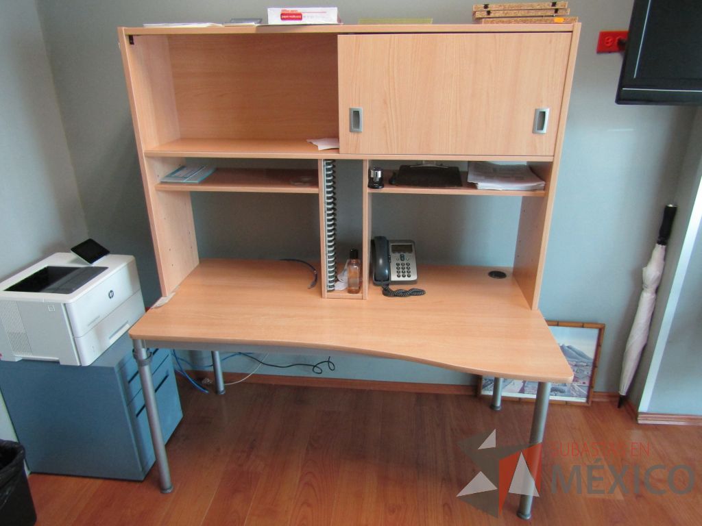 Lote 487 - Mesa de trabajo, base métalica, cubierta color café y con librero sobrepuesto de 1 puerta corrediza y 2 entrepaños