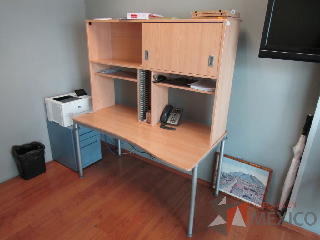 Lote 487 - Mesa de trabajo, base métalica, cubierta color café y con librero sobrepuesto de 1 puerta corrediza y 2 entrepaños - Imagen 3