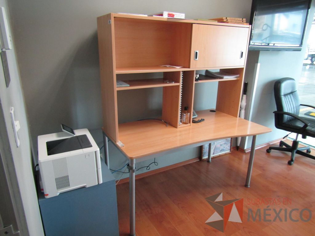 Lote 487 - Mesa de trabajo, base métalica, cubierta color café y con librero sobrepuesto de 1 puerta corrediza y 2 entrepaños - Imagen 4