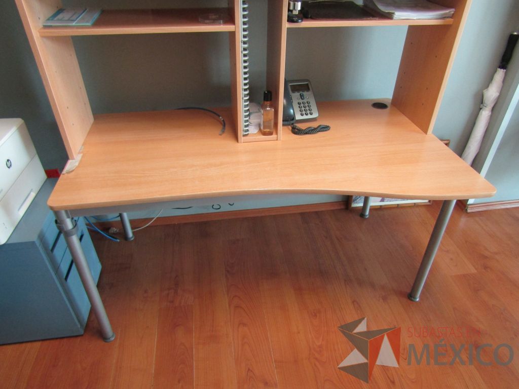 Lote 487 - Mesa de trabajo, base métalica, cubierta color café y con librero sobrepuesto de 1 puerta corrediza y 2 entrepaños - Imagen 5