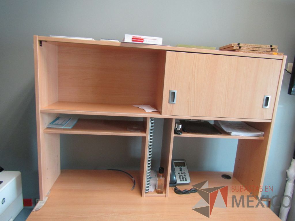 Lote 487 - Mesa de trabajo, base métalica, cubierta color café y con librero sobrepuesto de 1 puerta corrediza y 2 entrepaños - Imagen 6