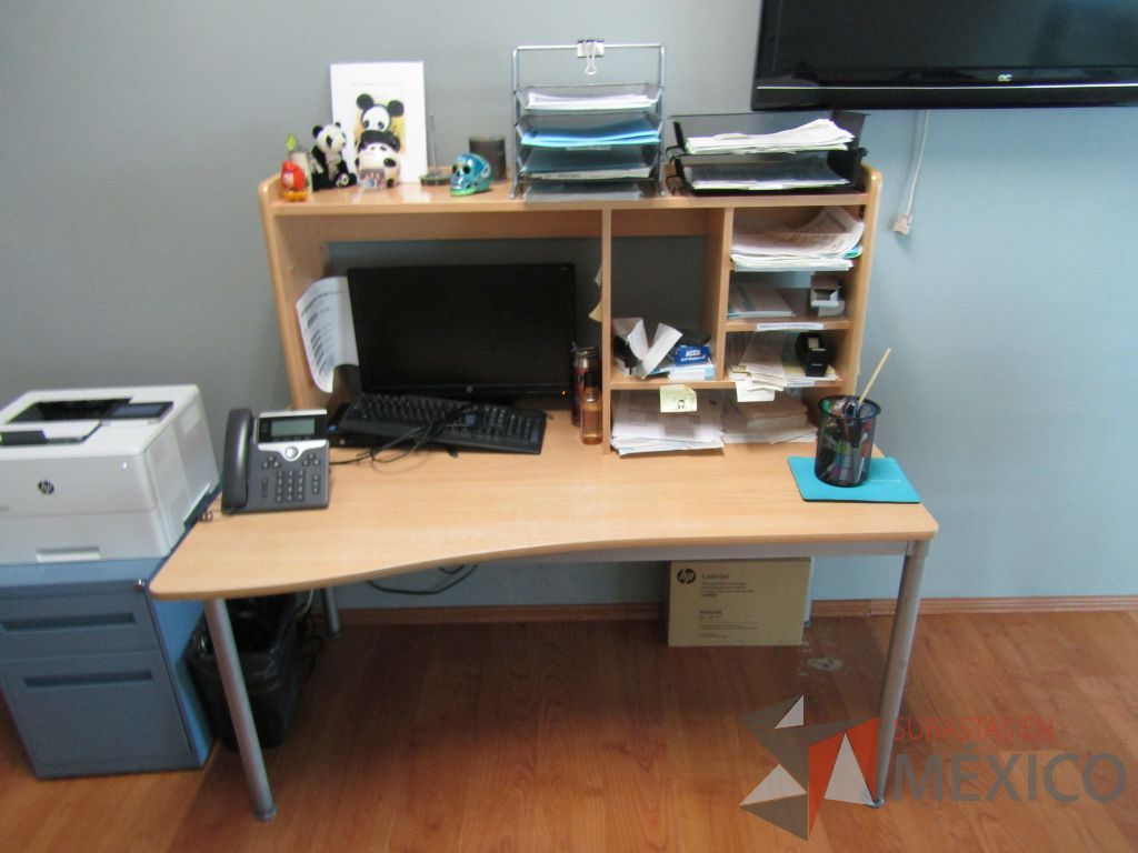 Lote 093 - Mesa de trabajo, base métalica, cubierta color café y con librero sobrepuesto con 4 entrepaños