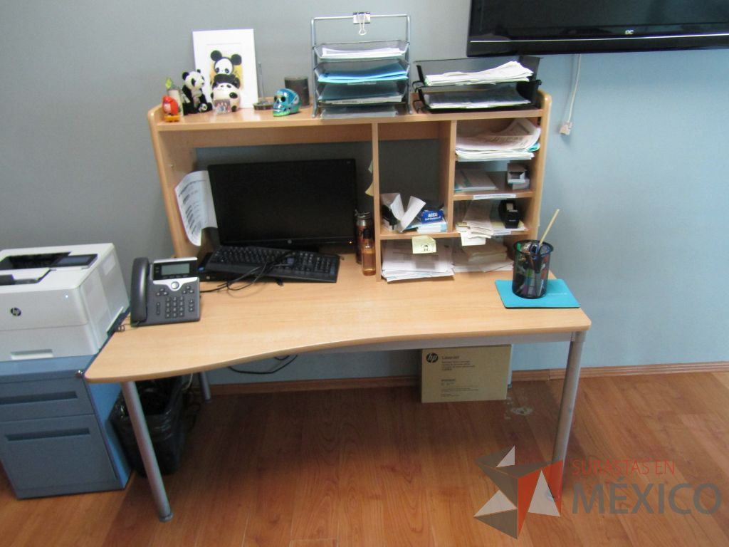 Lote 093 - Mesa de trabajo, base métalica, cubierta color café y con librero sobrepuesto con 4 entrepaños - Imagen 2