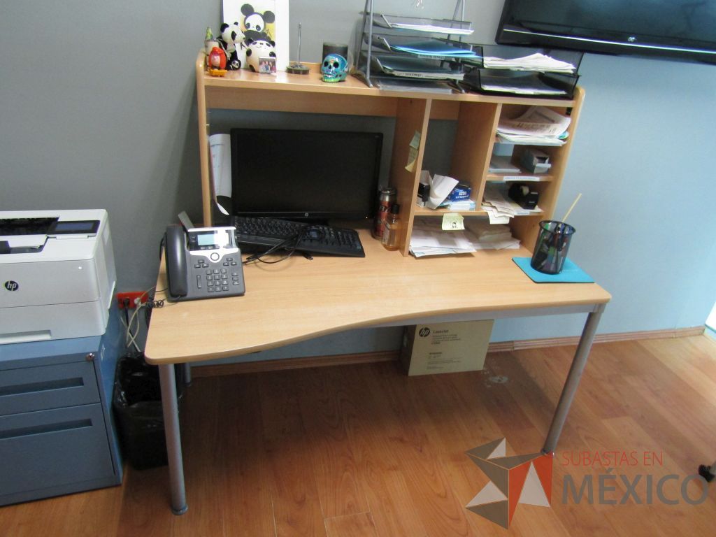 Lote 093 - Mesa de trabajo, base métalica, cubierta color café y con librero sobrepuesto con 4 entrepaños - Imagen 4
