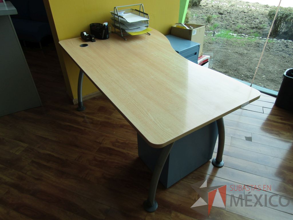 Lote 495 - Mesa de trabajo con base métalica y cubierta con orificio para cables color café - Imagen 2