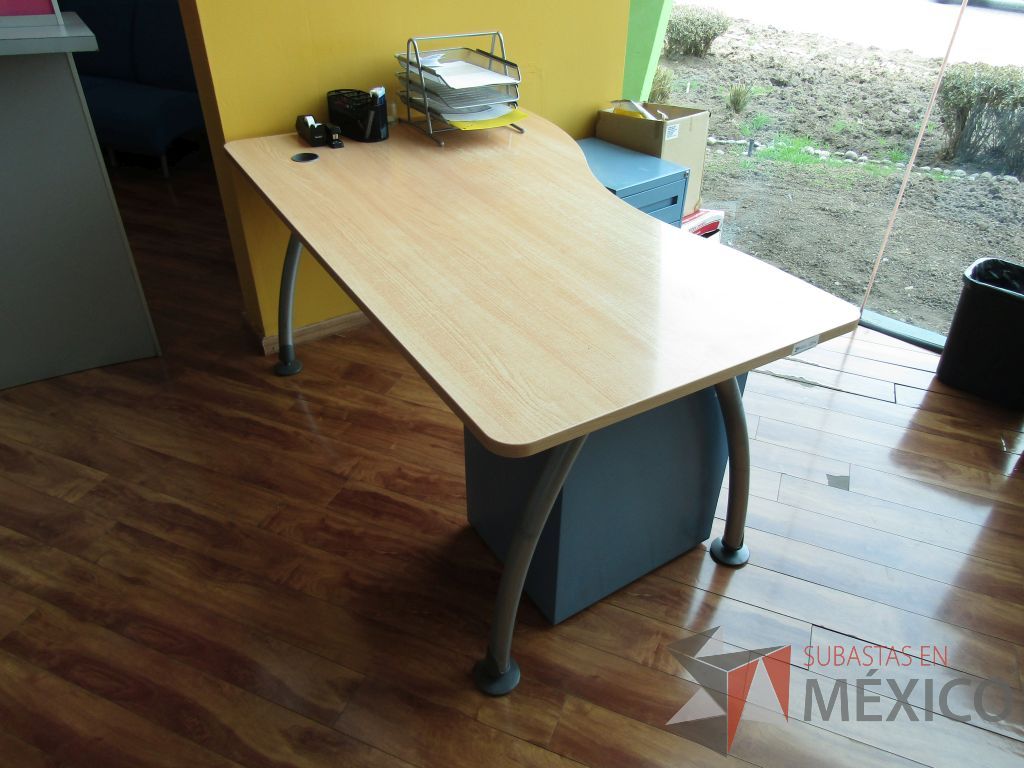Lote 495 - Mesa de trabajo con base métalica y cubierta con orificio para cables color café