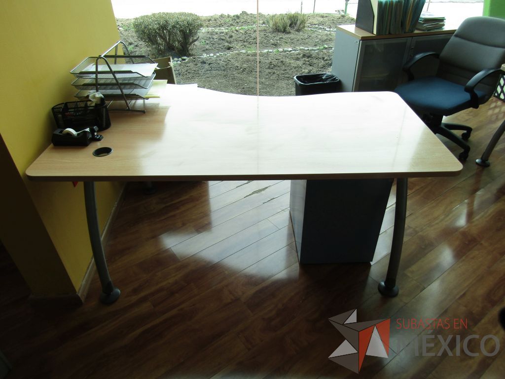 Lote 495 - Mesa de trabajo con base métalica y cubierta con orificio para cables color café - Imagen 3